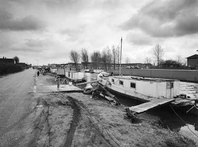 45685 Gezicht op het Zandpad te Utrecht, uit het noordwesten; rechts enkele woonboten aan de Vecht; rechts een hoekje ...